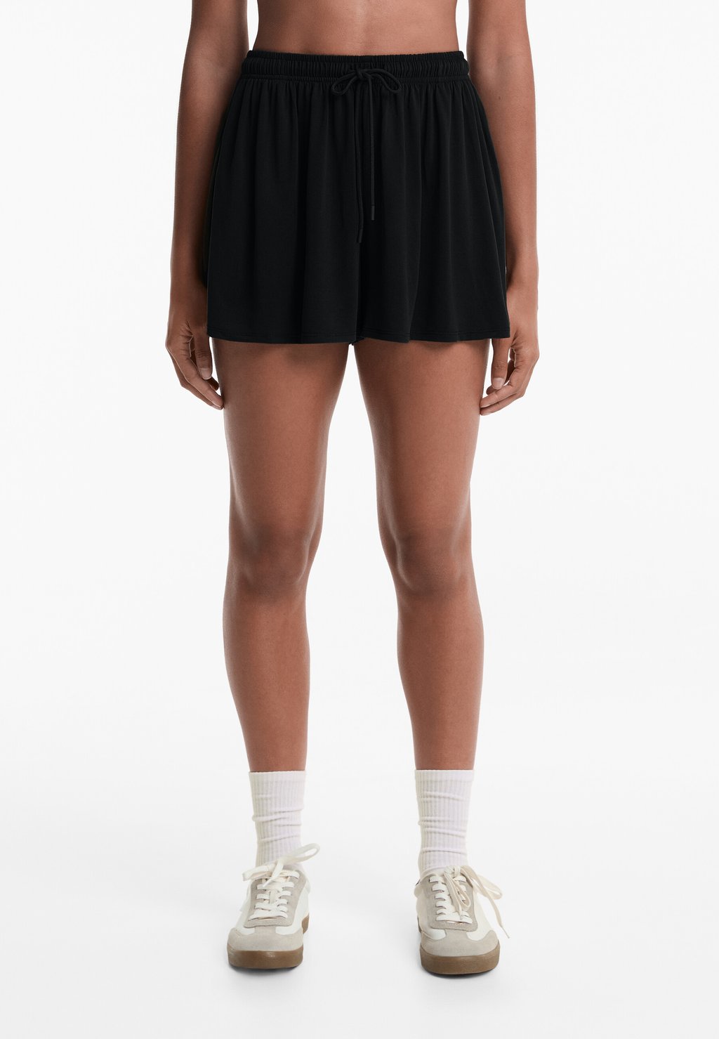 Шорты SOFT TOUCH WIDE - Tracksuit bottoms OYSHO, черный 
Шорты SOFT TOUCH WIDE - Tracksuit bottoms OYSHO, черный