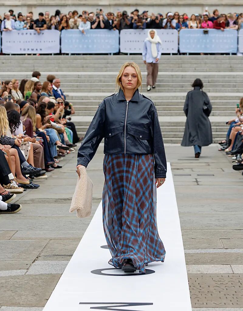 Куртка-бомбер Topshop из искусственной кожи с эффектом стирания синего цвета
Куртка-бомбер Topshop из искусственной кожи с эффектом стирания синего цвета