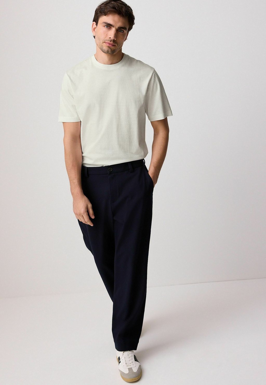 Базовая футболка Next, светло-серый
Базовая футболка Next, светло-серый