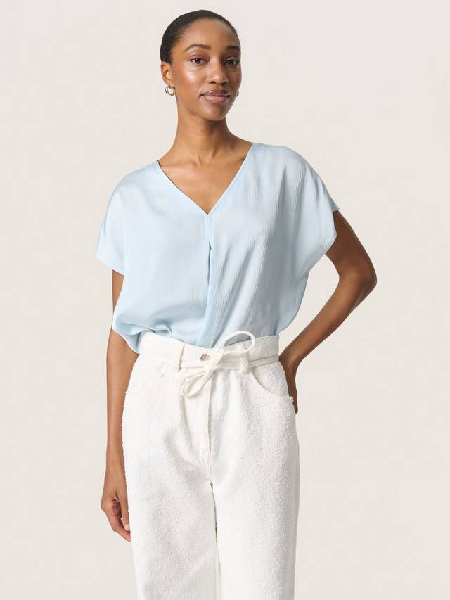 Топ Ioana с V-образным вырезом Soaked In Luxury, Nantucket Breeze
Топ Ioana с V-образным вырезом Soaked In Luxury, Nantucket Breeze