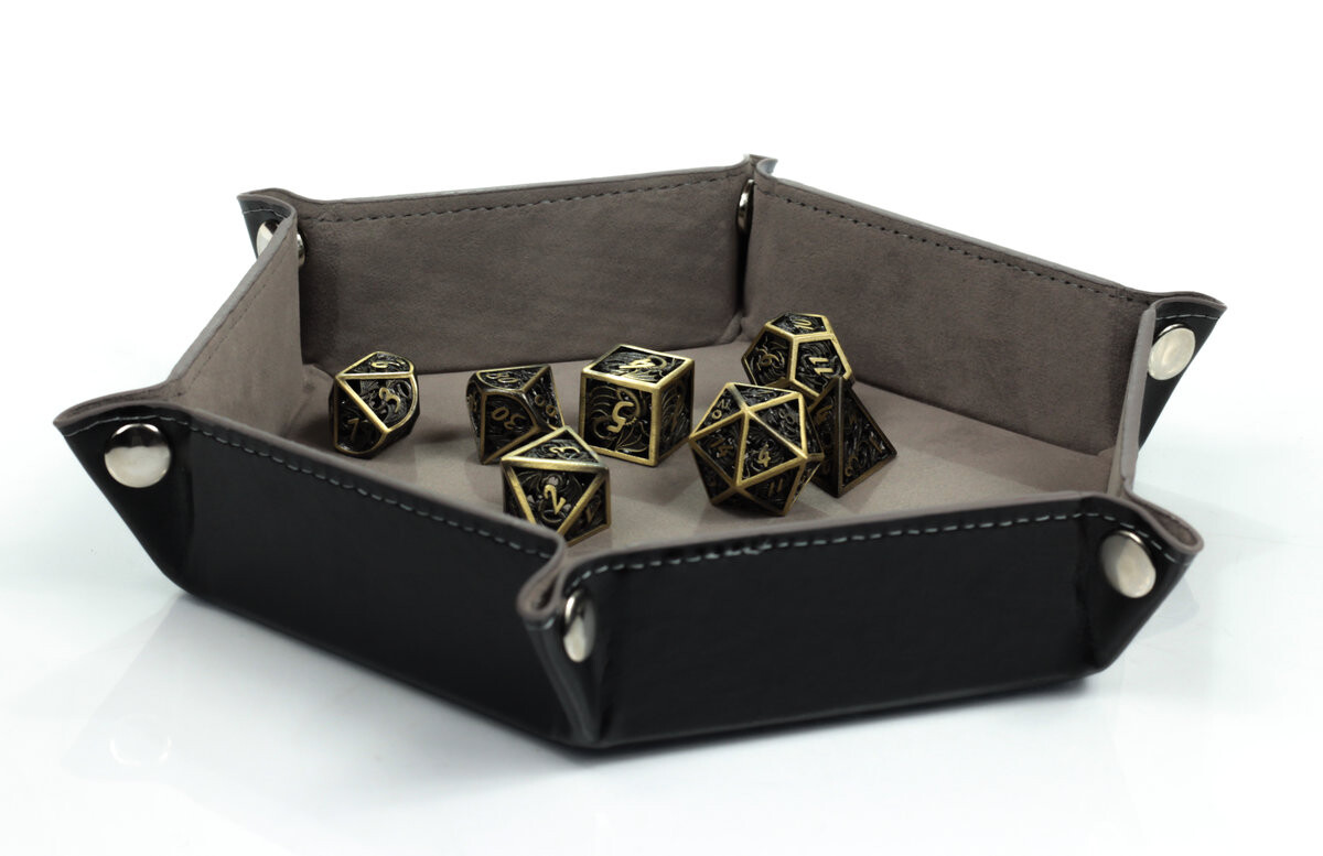 Бархатный кожаный поднос для игральных костей Поднос для игральных костей RPG Fields of Ashes - Размер: 17,5 x 17,5 см, RGFK
Бархатный кожаный поднос для игральных костей Поднос для игральных костей RPG Fields of Ashes - Размер: 17,5 x 17,5 см, RGFK