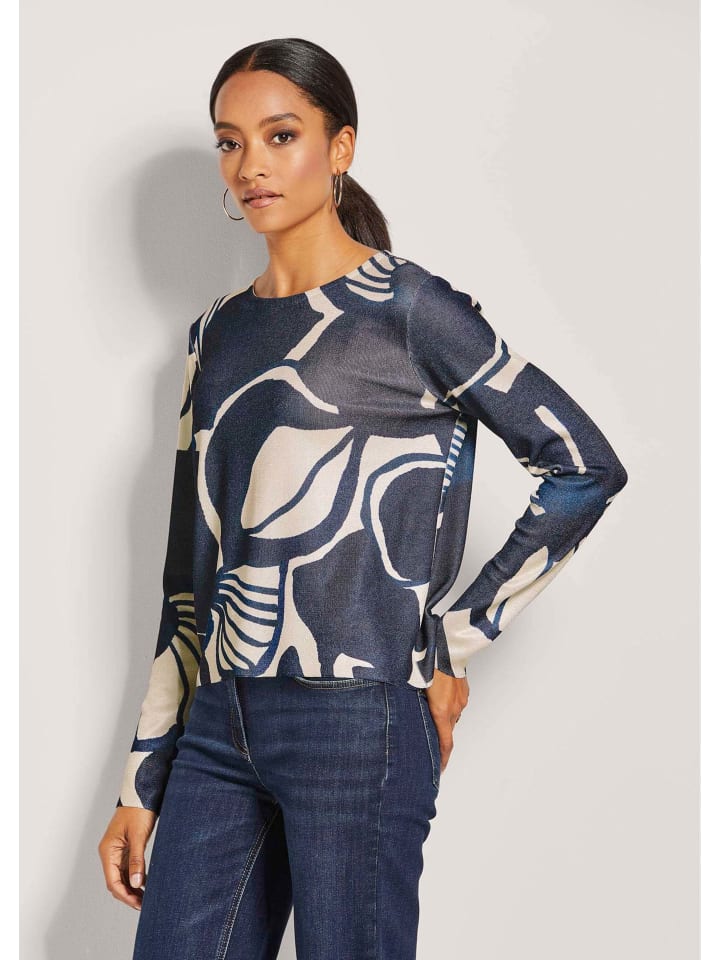 MADELEINE Короткий свитер с круглым вырезом и оригинальным принтом в сине-белых тонах
MADELEINE Короткий свитер с круглым вырезом и оригинальным принтом в сине-белых тонах