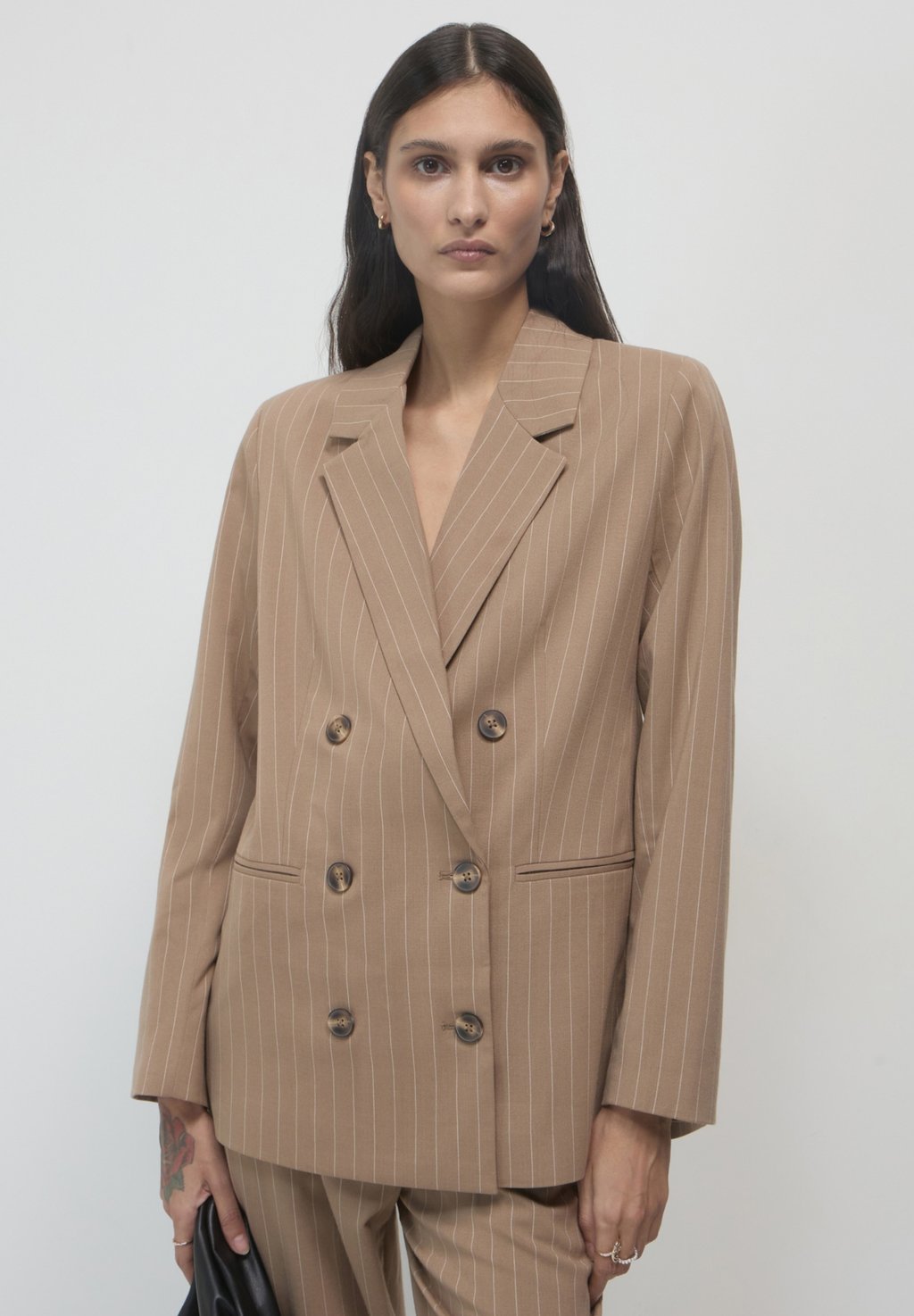 Блейзер DOPPIOPETTO GESSATA Calliope, бежевый
Блейзер DOPPIOPETTO GESSATA Calliope, бежевый