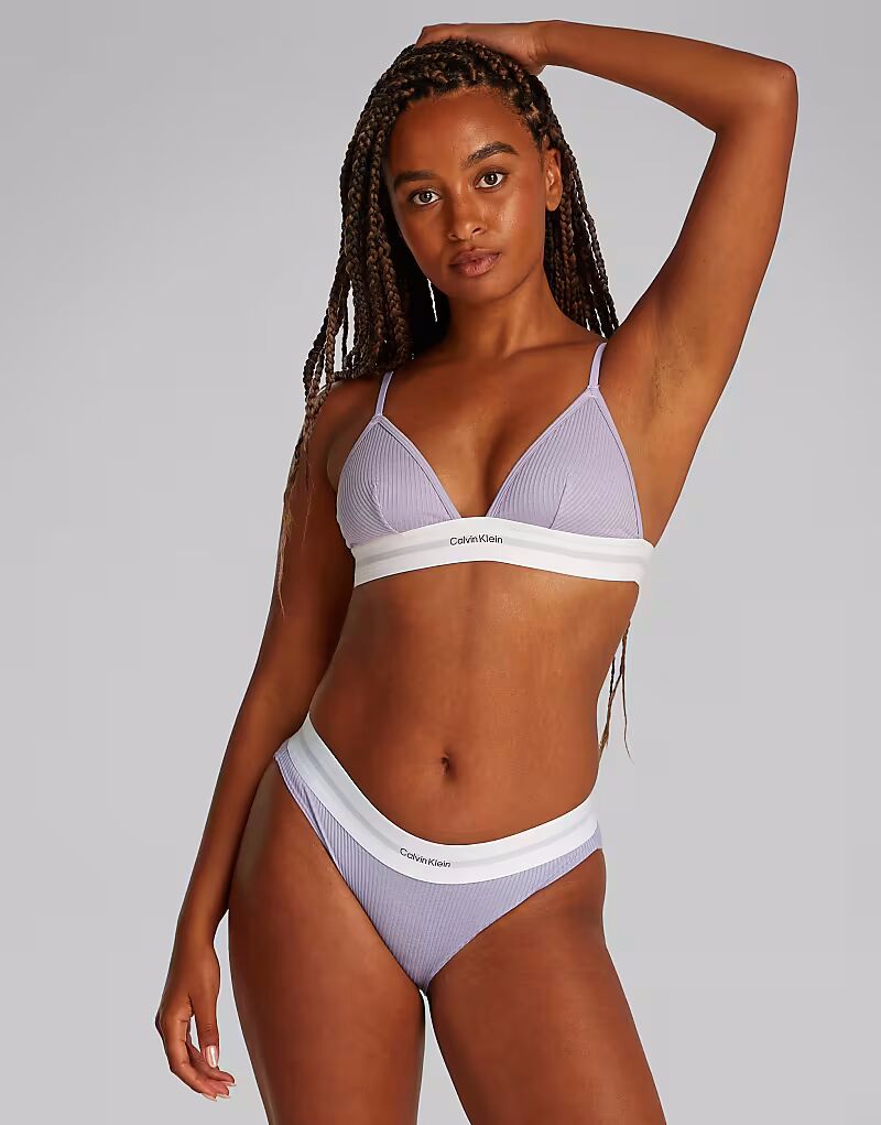 Трусики-бикини Calvin Klein из модала в рубчик сиреневого цвета
Трусики-бикини Calvin Klein из модала в рубчик сиреневого цвета