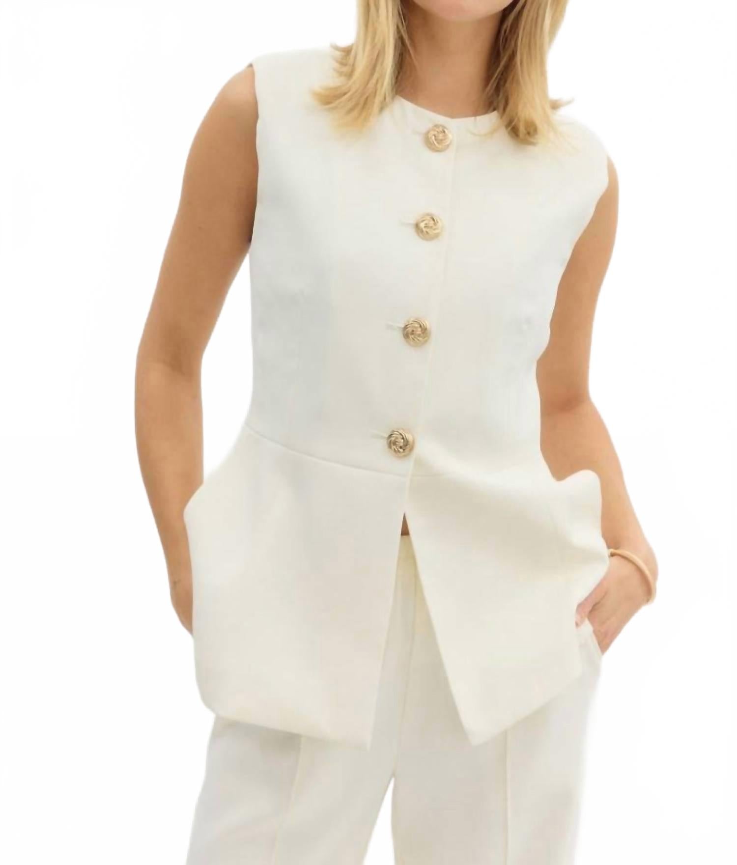 Кремовый топ без рукавов с золотыми пуговицами Entro
Кремовый топ без рукавов с золотыми пуговицами Entro