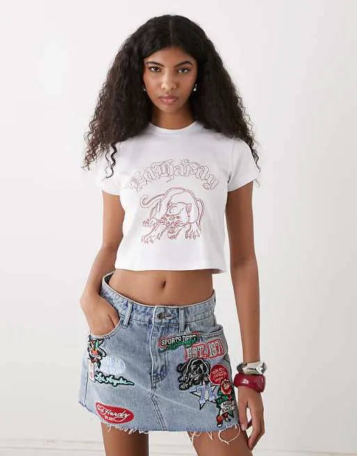 Голубая джинсовая мини-юбка Ed Hardy с логотипом и татуировкой
Голубая джинсовая мини-юбка Ed Hardy с логотипом и татуировкой