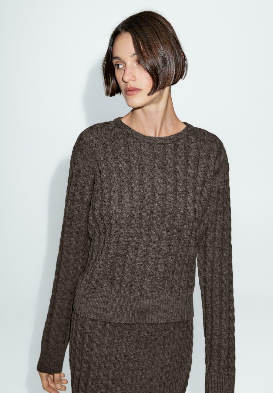 Джемпер Massimo Dutti CABLE WITH CREW NECK, Mottled Brown
Джемпер Massimo Dutti CABLE WITH CREW NECK, Mottled Brown