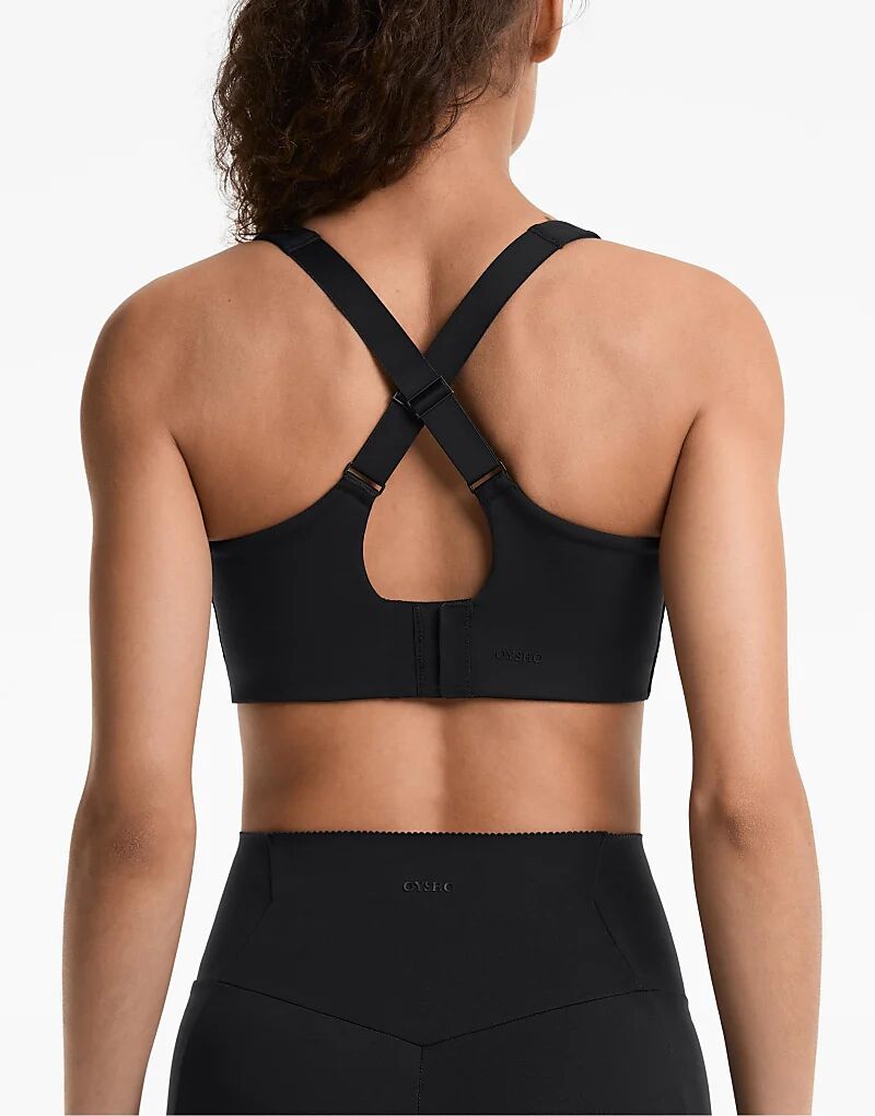 Спортивный бюстгальтер OYSHO с компрессионной поддержкой и перекрещивающимися чашечками черного цвета
Спортивный бюстгальтер OYSHO с компрессионной поддержкой и перекрещивающимися чашечками черного цвета