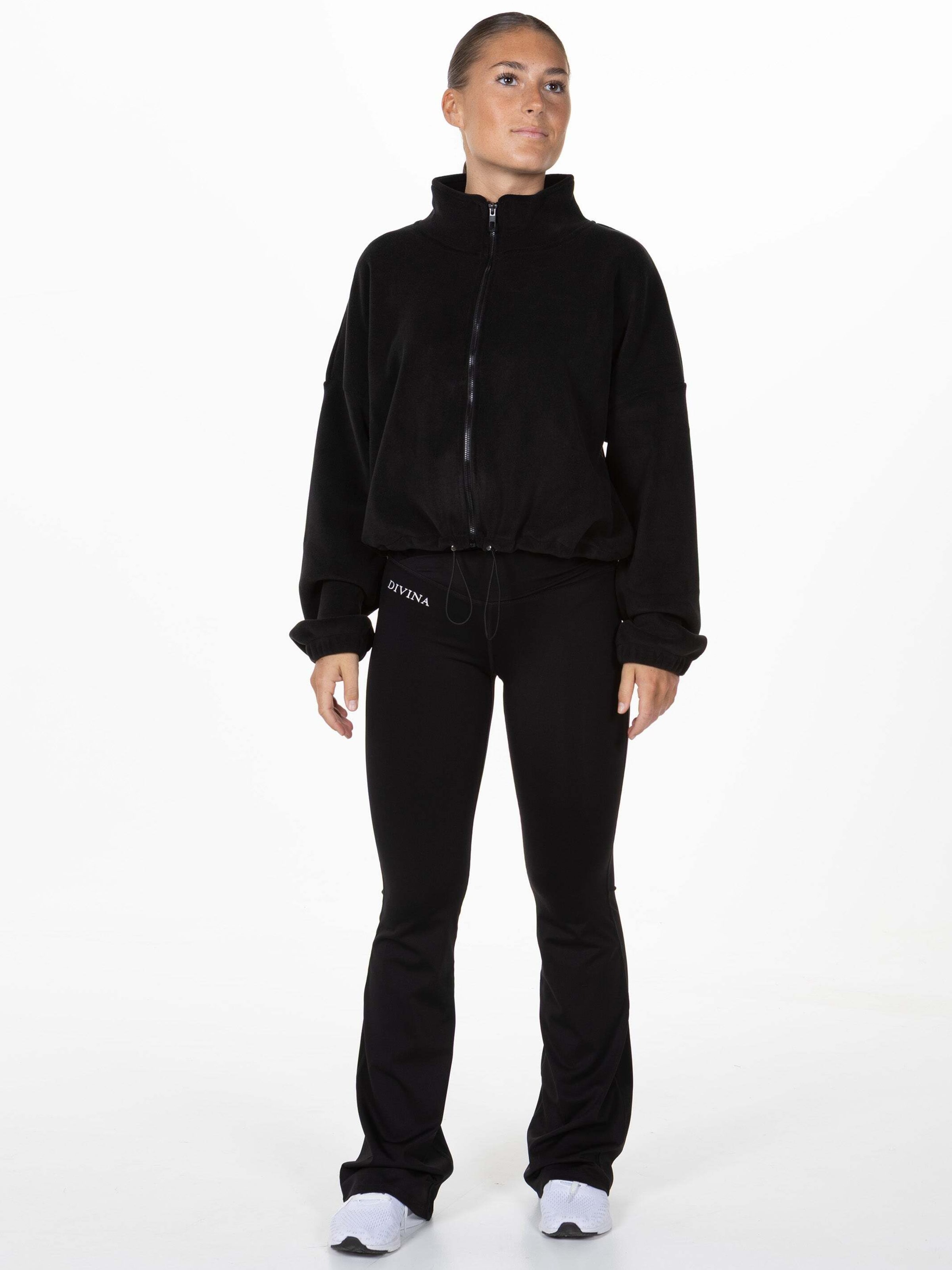 Divina Флисовая куртка 'Teddy' в черном цвете
Divina Флисовая куртка 'Teddy' в черном цвете