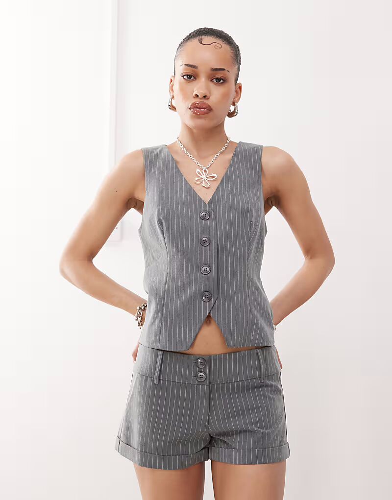 Жилет Luno с пуговицами спереди, серый в тонкую полоску Motel
Жилет Luno с пуговицами спереди, серый в тонкую полоску Motel