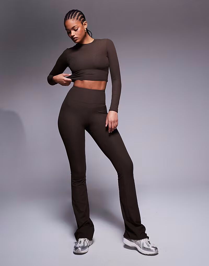 4505 Tall - Мягкие расклешенные леггинсы для йоги из трюфельного цвета с ребристыми деталями и облегающим кроем
4505 Tall - Мягкие расклешенные леггинсы для йоги из трюфельного цвета с ребристыми деталями и облегающим кроем