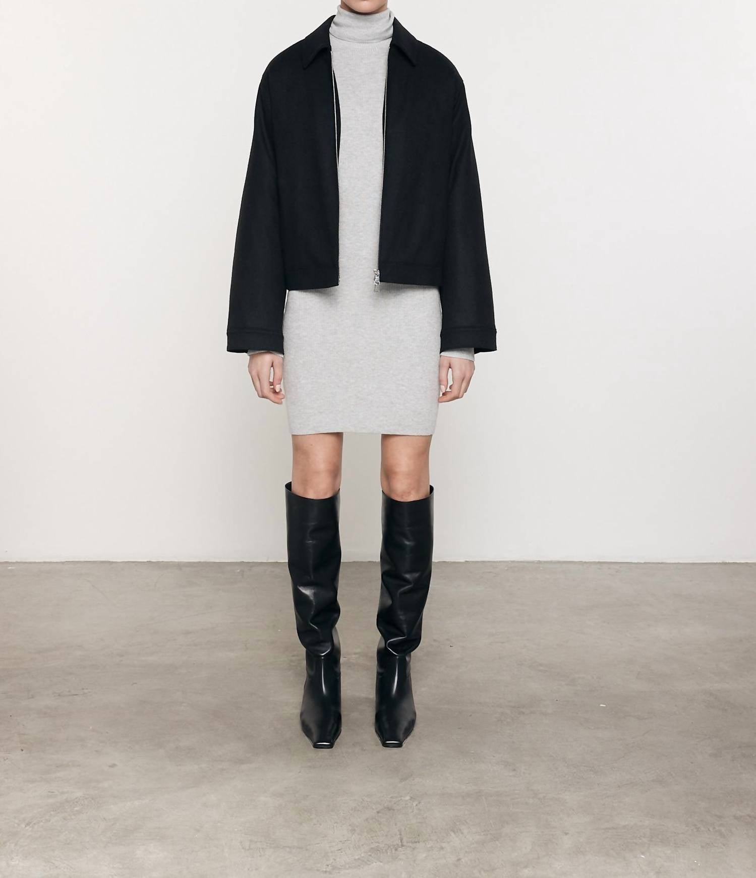 Мини-платье из шелкового свитера с воротником-стойкой в рубчик светло-серого цвета Enza Costa
Мини-платье из шелкового свитера с воротником-стойкой в рубчик светло-серого цвета Enza Costa