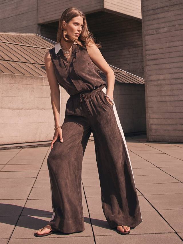 Брюки с боковой полосой из искусственной замши с широкими штанинами Mint Velvet, Brown/Multi
Брюки с боковой полосой из искусственной замши с широкими штанинами Mint Velvet, Brown/Multi