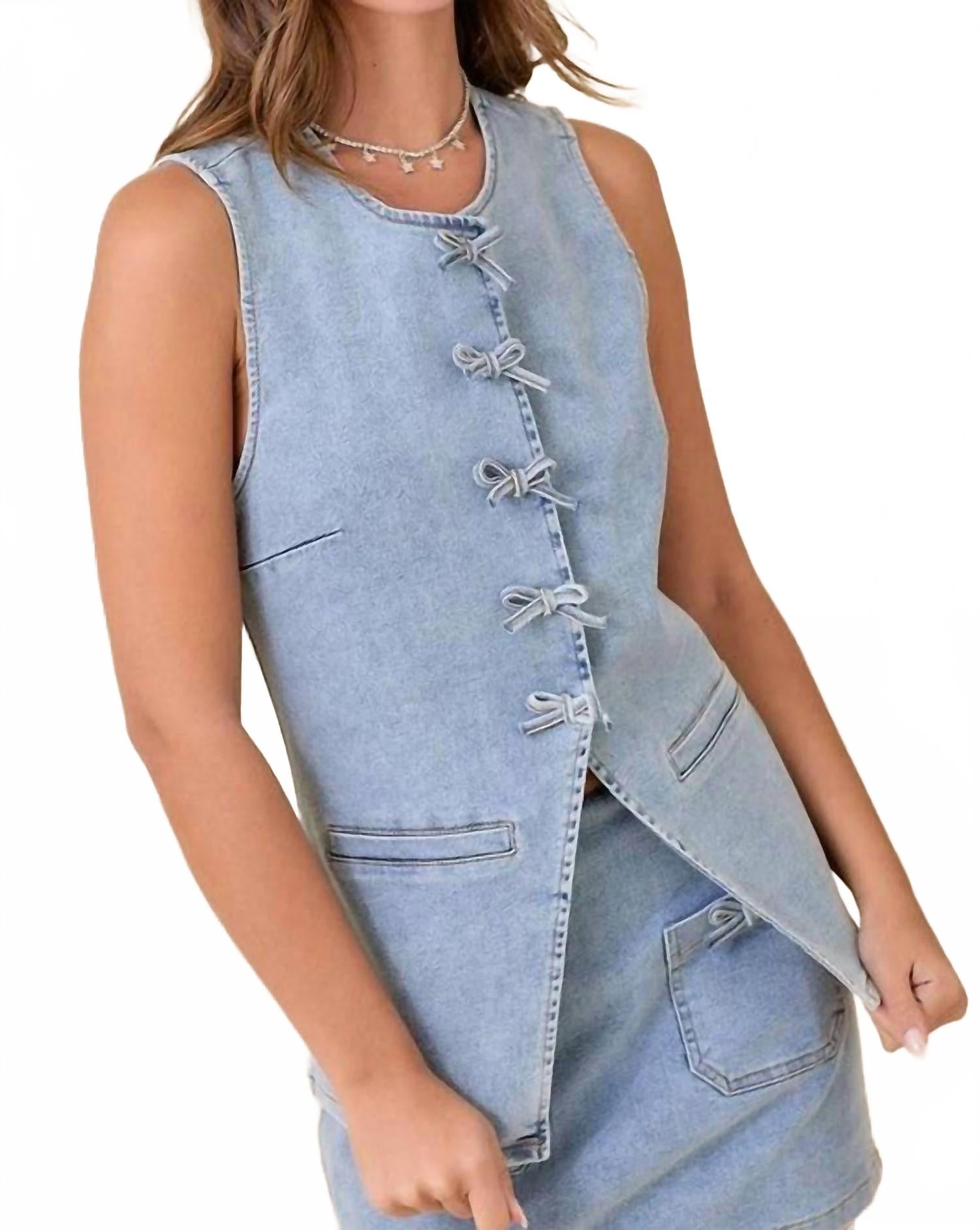 Женский джинсовый жилет с бантом в светлом дениме Main Strip, Light Denim
Женский джинсовый жилет с бантом в светлом дениме Main Strip, Light Denim