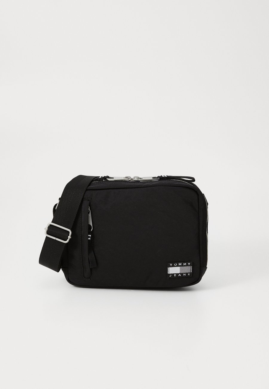 Сумка кросс-боди Tommy Jeans DAILY TECH CAMERA BAG, Black
Сумка кросс-боди Tommy Jeans DAILY TECH CAMERA BAG, Black