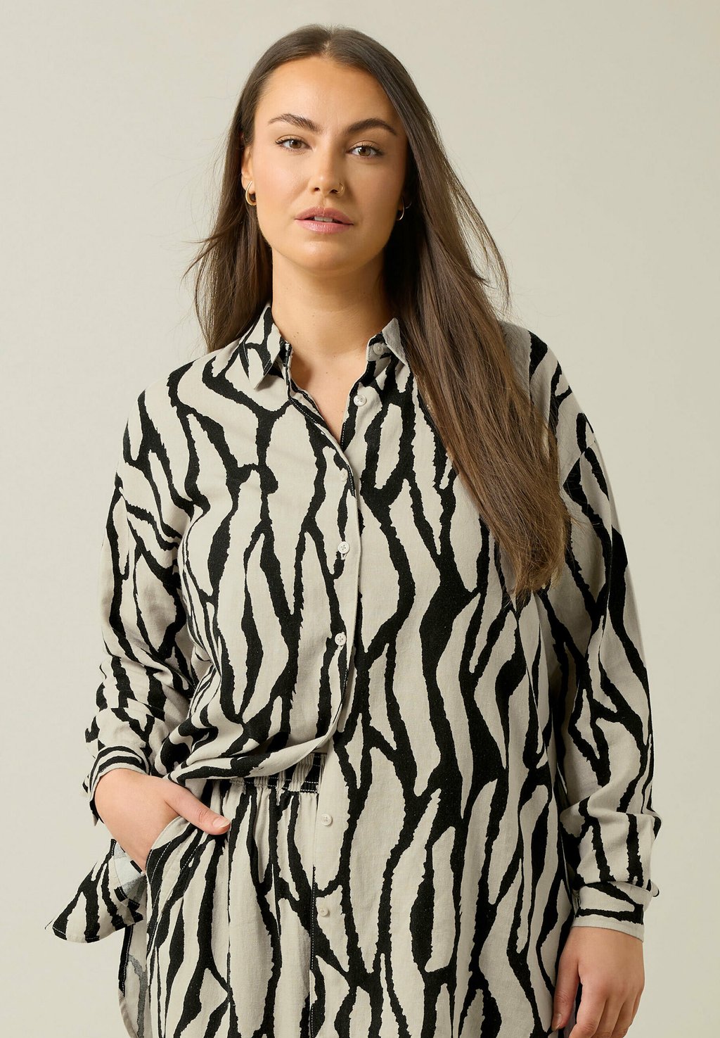 Блузка на пуговицах ABSTRACT Evans, черный
Блузка на пуговицах ABSTRACT Evans, черный