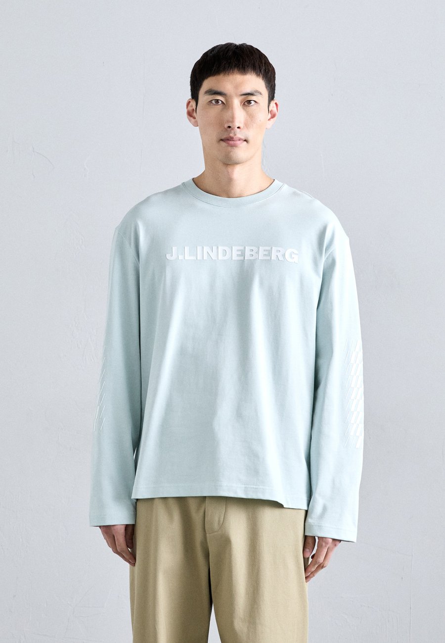 Топ J.LINDEBERG WALSH LS PRINT, Winter Sky/Light Blue
Топ J.LINDEBERG WALSH LS PRINT, Winter Sky/Light Blue