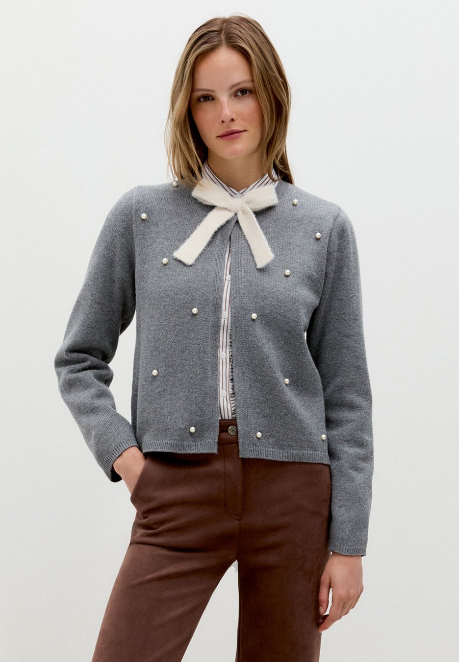 Кардиган More & More MIT PERLEN UND SCHLEIFE, Warm Grey Melange/Grey
Кардиган More & More MIT PERLEN UND SCHLEIFE, Warm Grey Melange/Grey