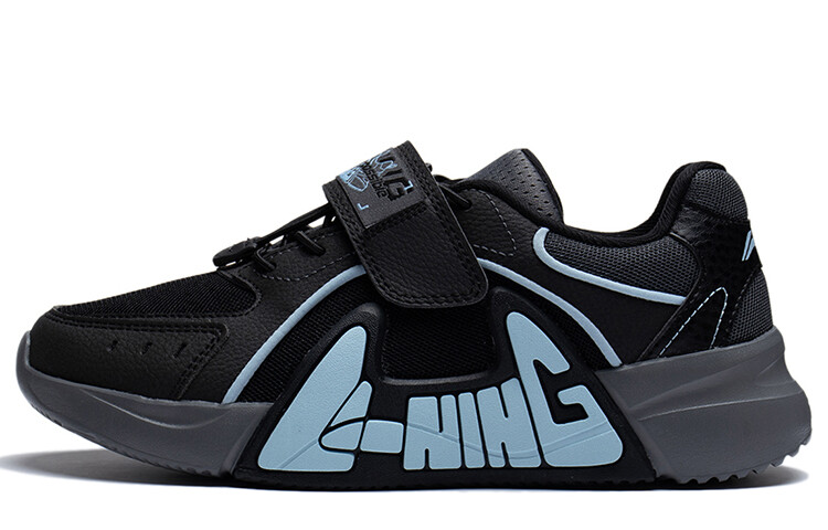 Кроссовки LINING YOUNG LN 90 Kids Lifestyle Shoes GS Low-top Black / Thunderstorm Gray / Sky Blue, черный/белый/синий
Кроссовки LINING YOUNG LN 90 Kids Lifestyle Shoes GS Low-top Black / Thunderstorm Gray / Sky Blue, черный/белый/синий