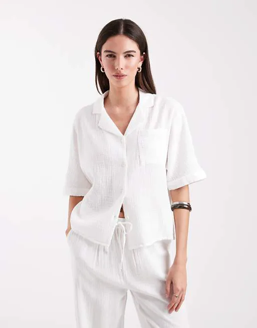 Белая координатная рубашка на пуговицах из марли ONLY
Белая координатная рубашка на пуговицах из марли ONLY