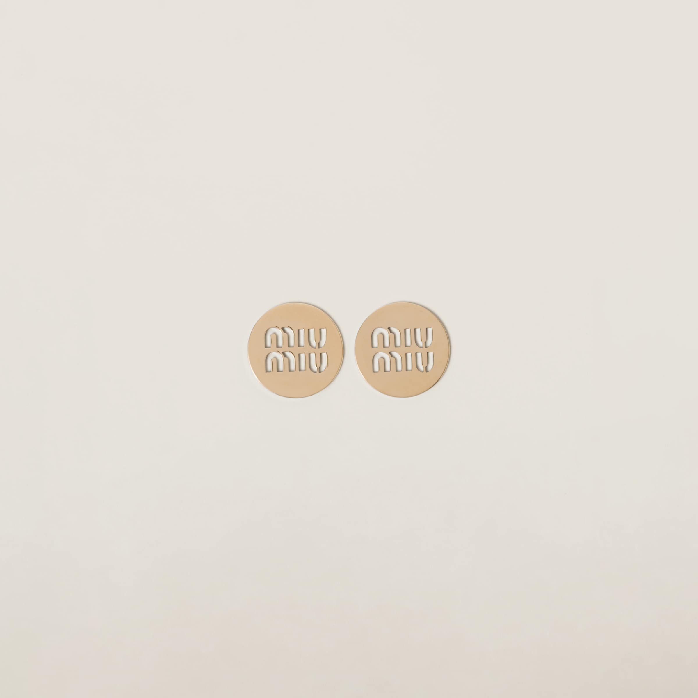 Серьги с логотипом miu MIU MIU, золото
Серьги с логотипом miu MIU MIU, золото