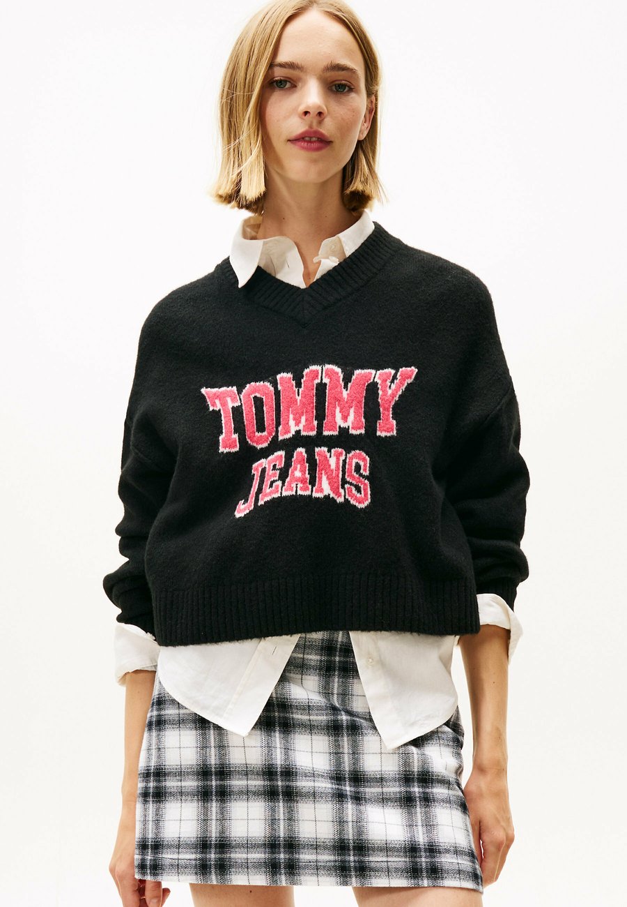 Джемпер Tommy Jeans VARSITY LOGO V-NECK, Black
Джемпер Tommy Jeans VARSITY LOGO V-NECK, Black