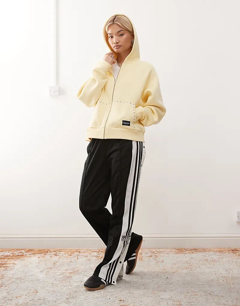 Толстовка COLLUSION свободного кроя на молнии с заклепками в цвете пахты
Толстовка COLLUSION свободного кроя на молнии с заклепками в цвете пахты