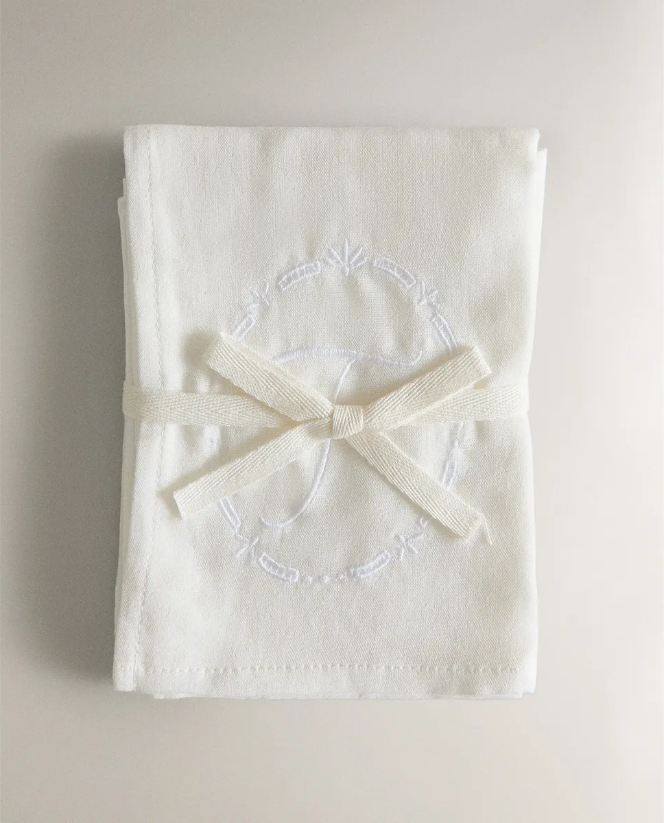 Упаковка детских муслиновых полотенец с вышитой буквой (2 шт.) Zara Home, Letter T
Упаковка детских муслиновых полотенец с вышитой буквой (2 шт.) Zara Home, Letter T