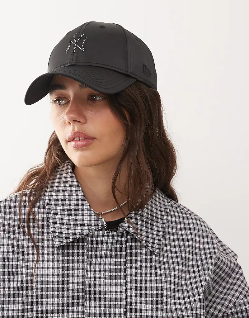 Женская кепка New Era NY Yankees 9forty с атласным металлическим логотипом и стразами, черная
Женская кепка New Era NY Yankees 9forty с атласным металлическим логотипом и стразами, черная