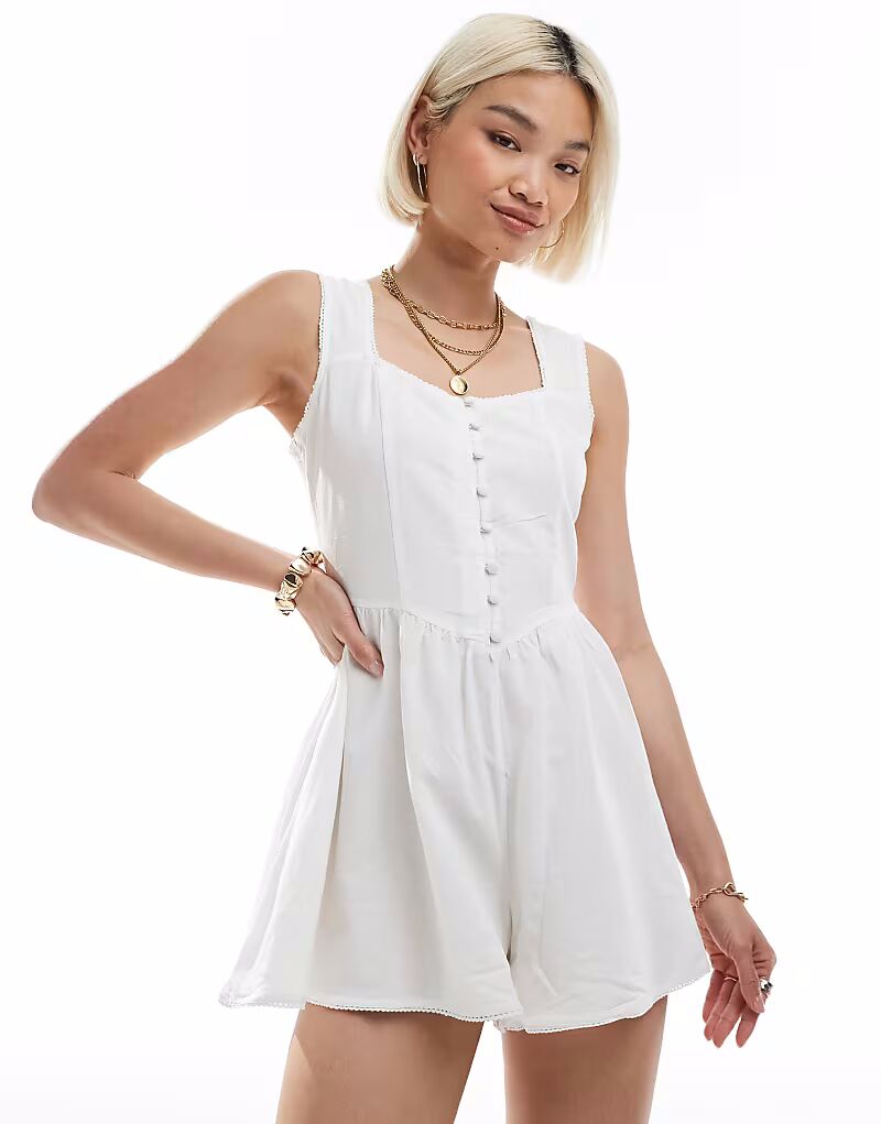 Комбинезон без рукавов Brave Soul с пуговицами белого цвета
Комбинезон без рукавов Brave Soul с пуговицами белого цвета