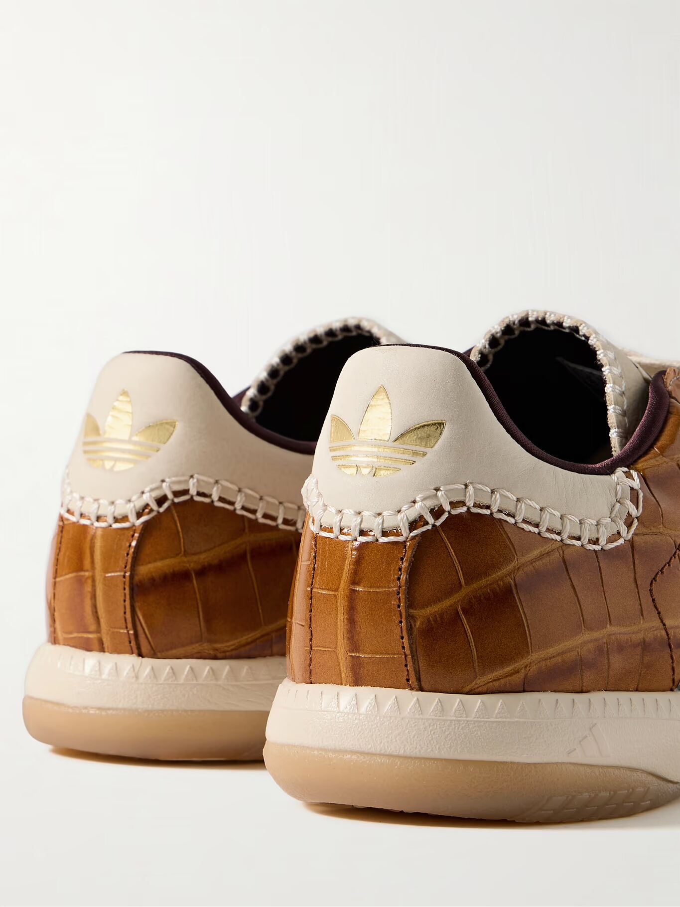 Кроссовки Wales Bonner Samba Millennium с панелями под крокодила и металлизированной кожей ADIDAS ORIGINALS, серебряный
Кроссовки Wales Bonner Samba Millennium с панелями под крокодила и металлизированной кожей ADIDAS ORIGINALS, серебряный