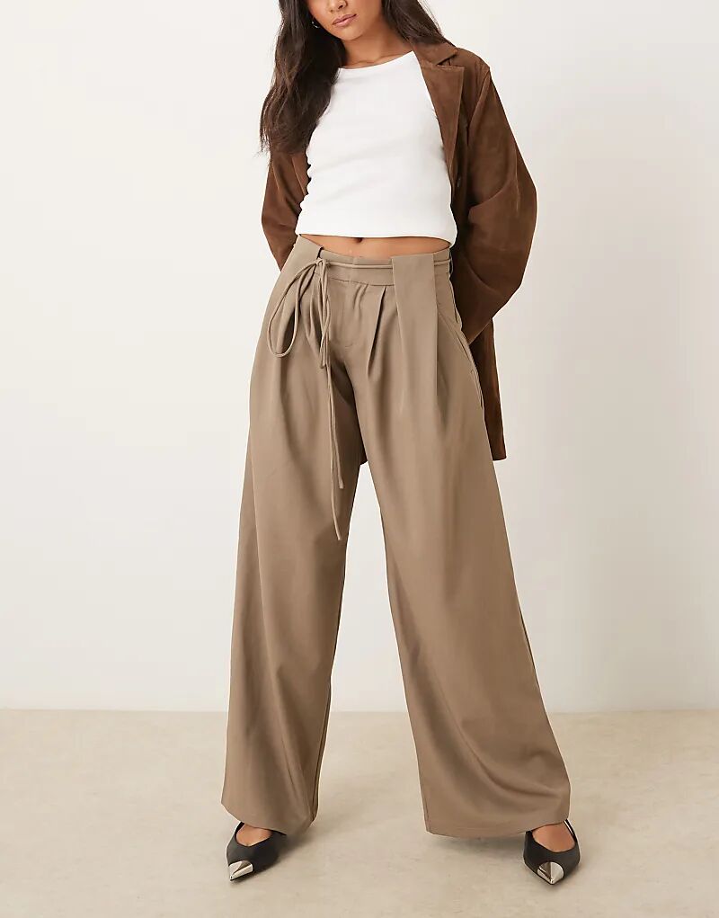 Брюки Motel Rivela широкого кроя с завязкой на талии бежевого цвета
Брюки Motel Rivela широкого кроя с завязкой на талии бежевого цвета