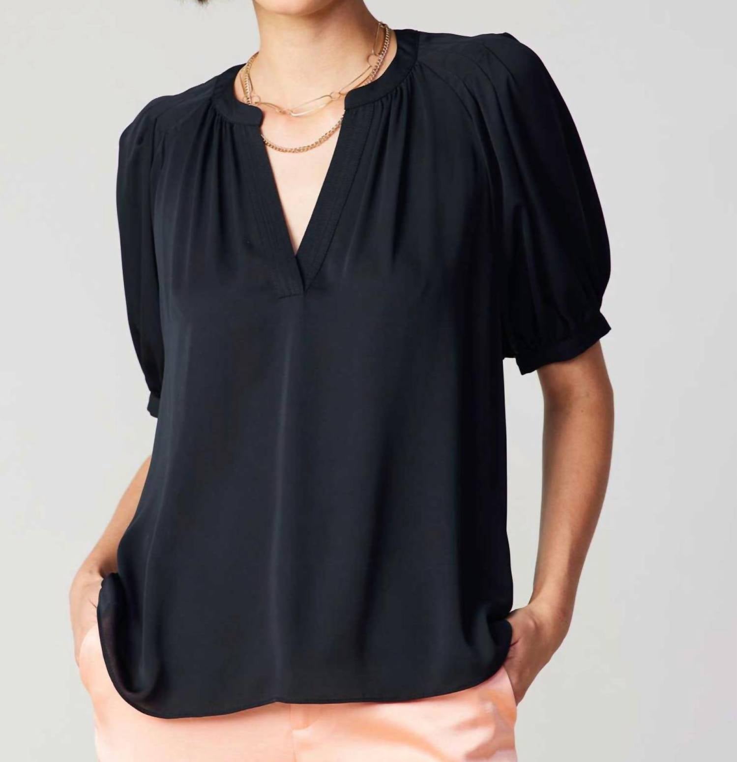 Блузка Adriana с разрезом на горловине и короткими рукавами в черном цвете Current air
Блузка Adriana с разрезом на горловине и короткими рукавами в черном цвете Current air