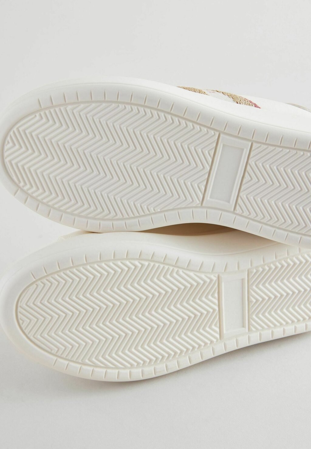 Кроссовки REGULAR FIT Baker by Ted Baker, белый
Кроссовки REGULAR FIT Baker by Ted Baker, белый