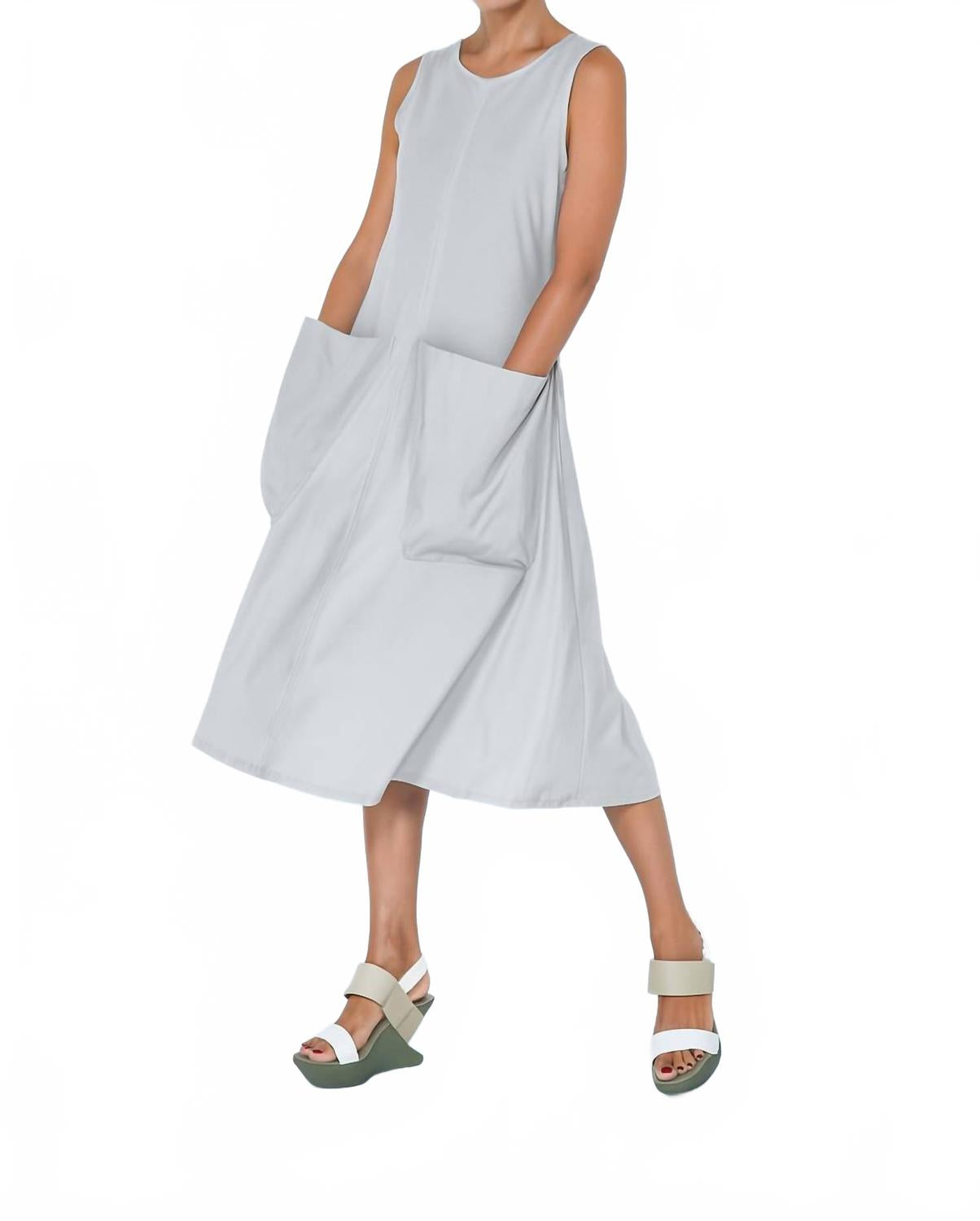 Женское платье с большими карманами в серебристом цвете Simply Mila
Женское платье с большими карманами в серебристом цвете Simply Mila