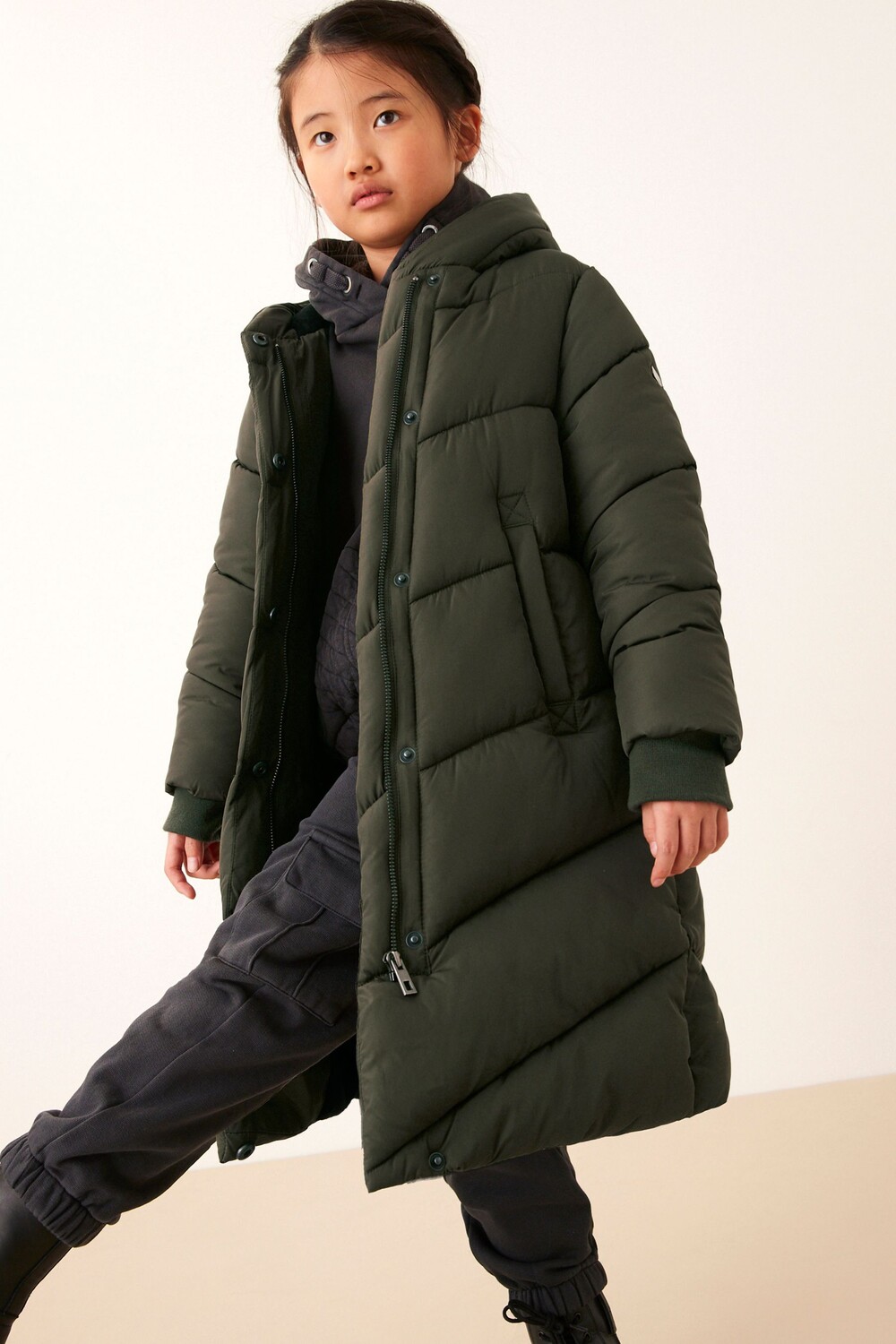 Водонепроницаемое пуховое пальто с капюшоном и узором «шеврон» (3–16 лет) Next, зеленый
Водонепроницаемое пуховое пальто с капюшоном и узором «шеврон» (3–16 лет) Next, зеленый