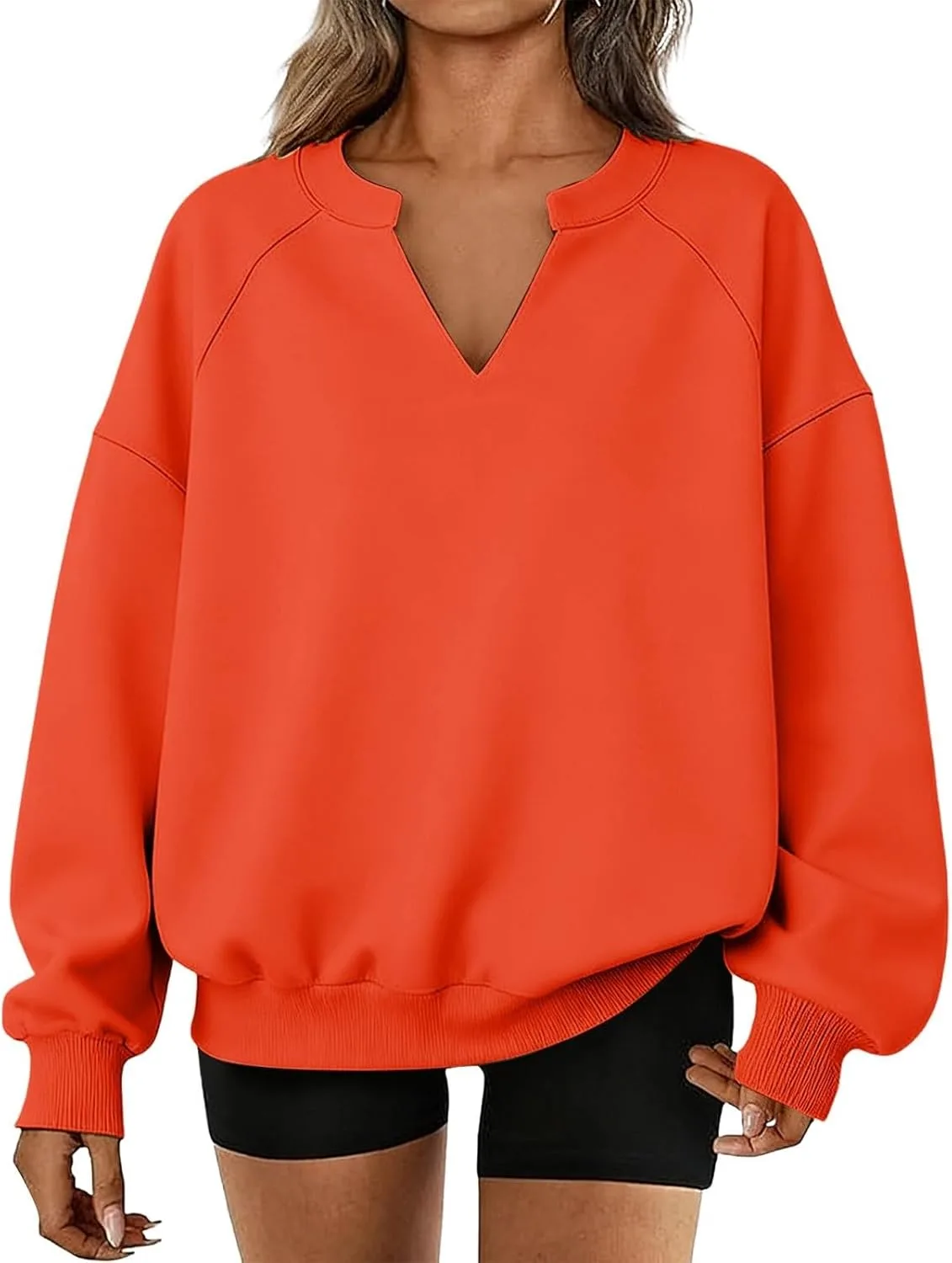 Женский оверсайз свитшот с V-образным вырезом
Женский оверсайз свитшот с V-образным вырезом