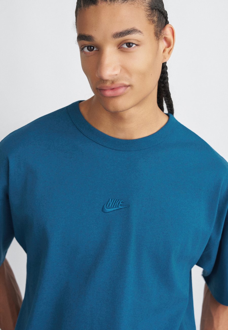 Футболка Nike Sportswear TEE , Blue Force/Blue
Футболка Nike Sportswear TEE , Blue Force/Blue