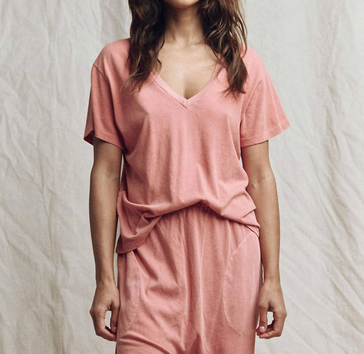 Футболка с V-образным вырезом розового цвета THE GREAT
Футболка с V-образным вырезом розового цвета THE GREAT