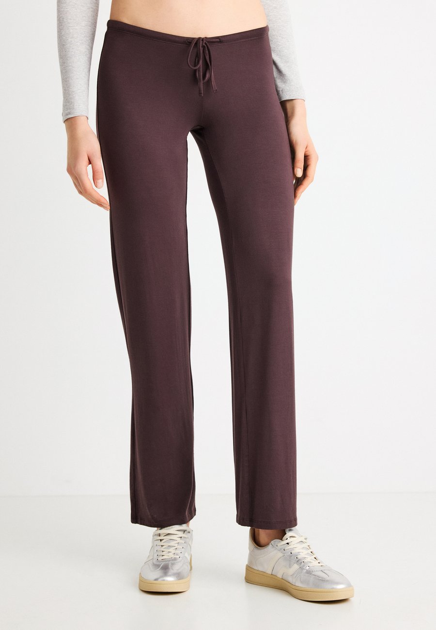 Брюки Gina Tricot LOW WAIST LOUNGEWEAR TROUSERS, Chocolate Plum /Brown
Брюки Gina Tricot LOW WAIST LOUNGEWEAR TROUSERS, Chocolate Plum /Brown