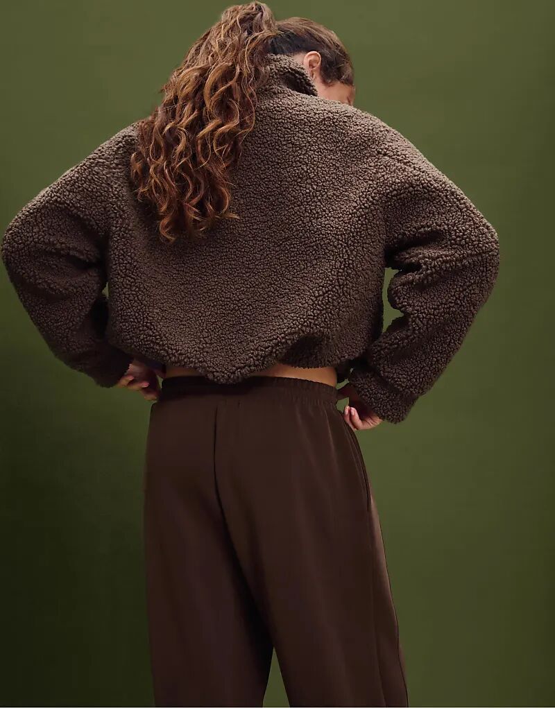 Куртка Stradivarius на молнии с подкладкой из искусственной овчины коричневого цвета
Куртка Stradivarius на молнии с подкладкой из искусственной овчины коричневого цвета