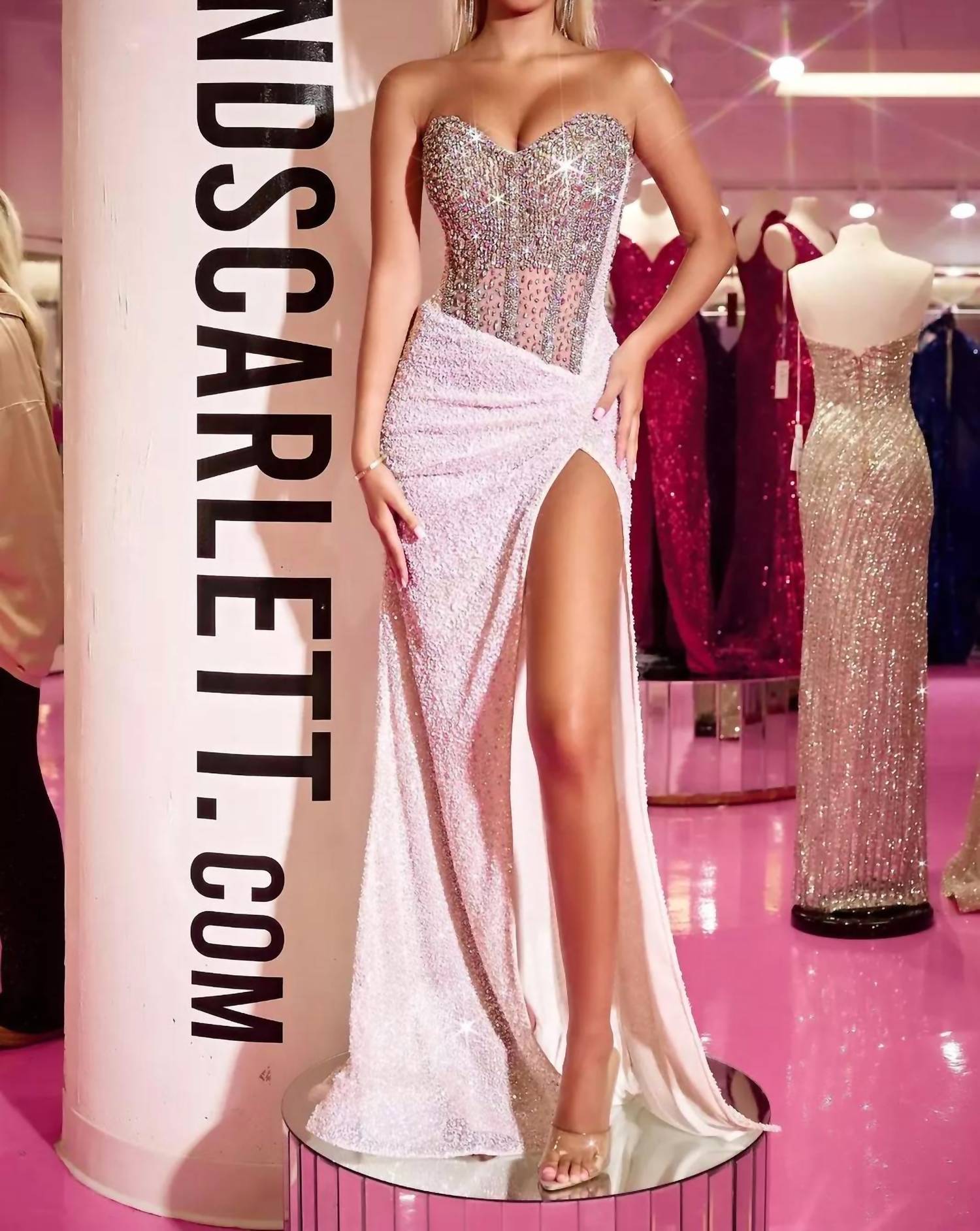 Полностью расшитое бисером белое платье без бретелей с высоким разрезом PORTIA&SCARLETT
Полностью расшитое бисером белое платье без бретелей с высоким разрезом PORTIA&SCARLETT