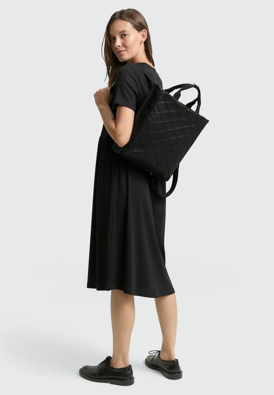 Рюкзак TOM TAILOR TTSKYLAR M MIT REFLEKTIERENDEN ELEMENTEN, Schwarz Black/Black
Рюкзак TOM TAILOR TTSKYLAR M MIT REFLEKTIERENDEN ELEMENTEN, Schwarz Black/Black