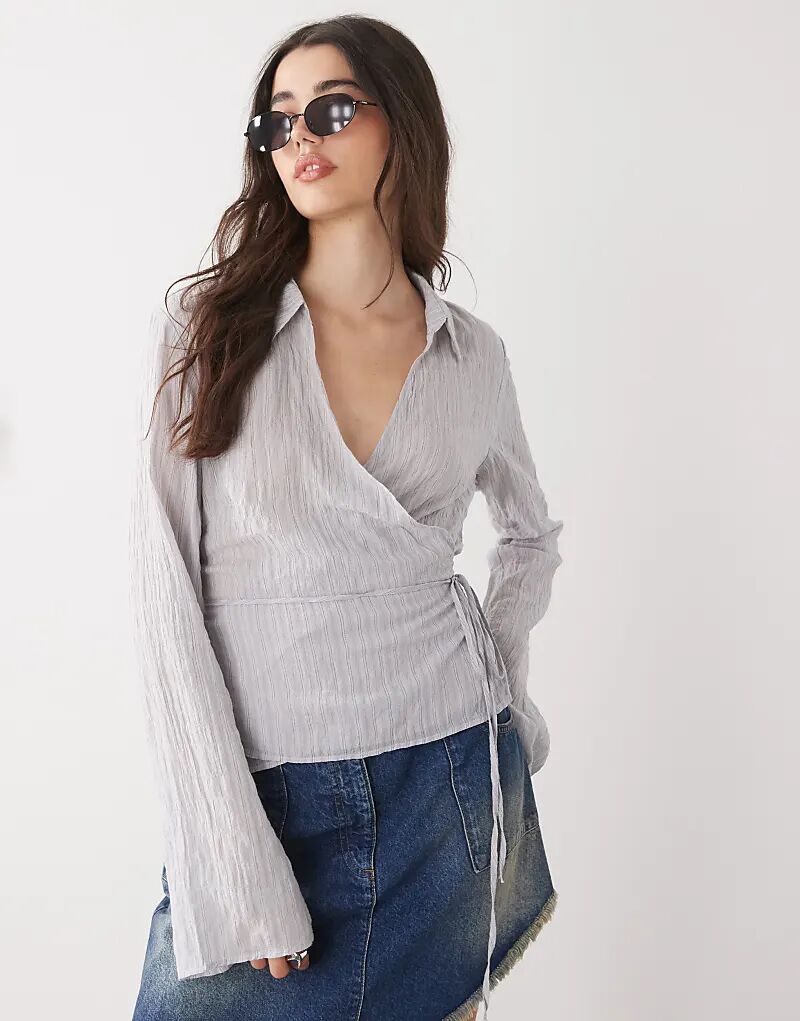 Структурированная рубашка с запахом в будничную серую полоску
Структурированная рубашка с запахом в будничную серую полоску