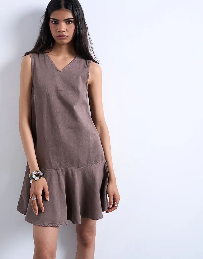 Коричневое джинсовое мини-платье с V-образным вырезом и баской от Topshop
Коричневое джинсовое мини-платье с V-образным вырезом и баской от Topshop