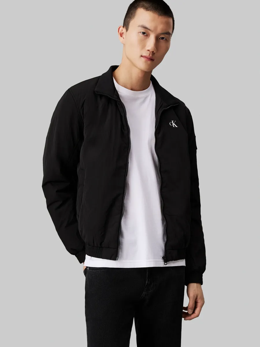 Студенческая куртка Calvin Klein Jeans "PADDED HARRINGTON" с тисненым логотипом, цвет Ck Black
Студенческая куртка Calvin Klein Jeans "PADDED HARRINGTON" с тисненым логотипом, цвет Ck Black