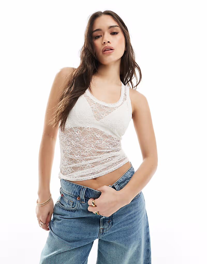 Топ Monki кружевной с воротником-борцовкой белого цвета
Топ Monki кружевной с воротником-борцовкой белого цвета