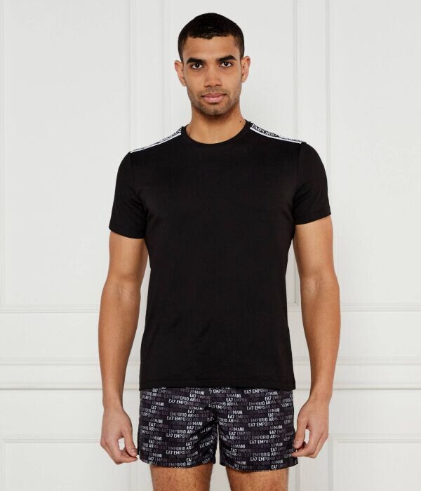 Футболка мужская Emporio Armani стандартного кроя с принтом на плечах, черный 
Футболка мужская Emporio Armani стандартного кроя с принтом на плечах, черный
