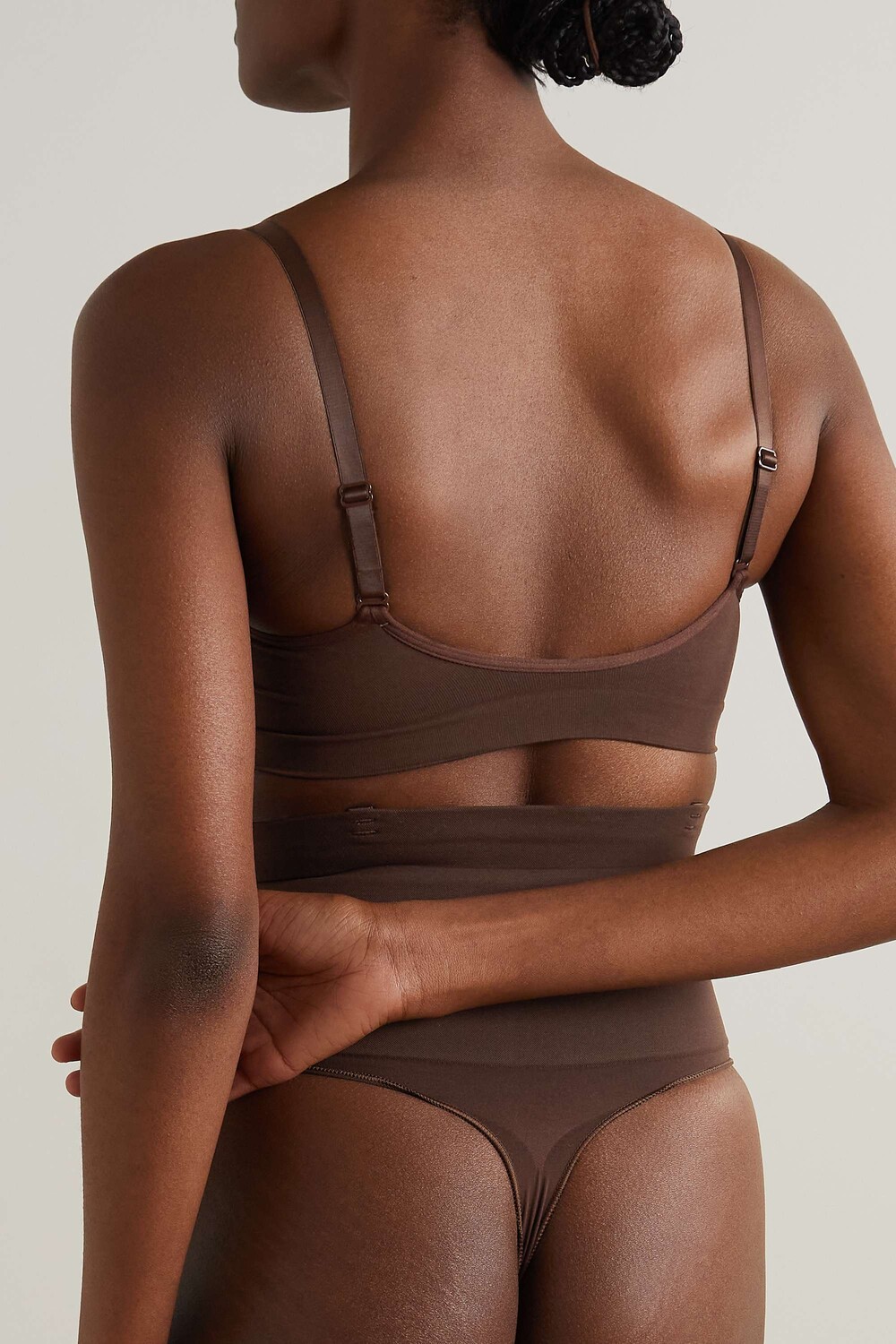 SKIMS Бесшовный бюстгальтер без косточек Sculpt - Какао, коричневый
SKIMS Бесшовный бюстгальтер без косточек Sculpt - Какао, коричневый
