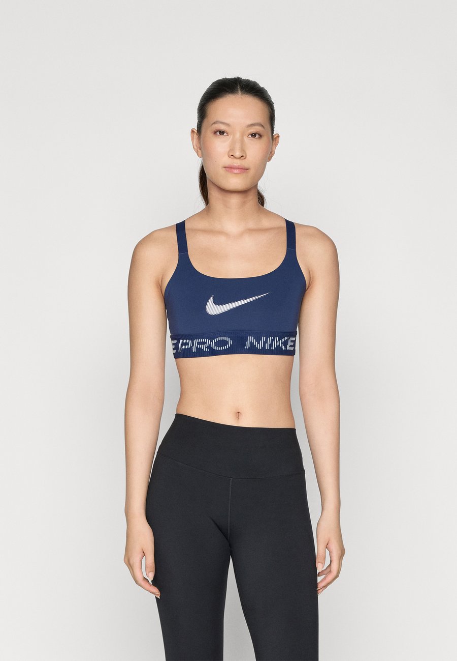 Бюстгальтер Nike Performance BRA, Midnight Navy/Football Grey/White/Dark Blue
Бюстгальтер Nike Performance BRA, Midnight Navy/Football Grey/White/Dark Blue